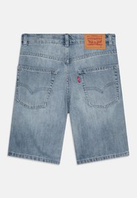 Svetlomodré denim kraťasy s klasickým päťvreckovým dizajnom, rovný strih a hnedou koženou nášivkou značky na zadnom páse.