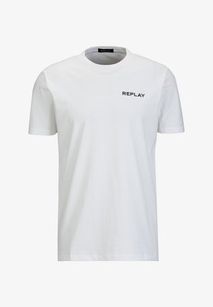 T-shirt blanc à manches courtes avec col rond et logo « REPLAY » imprimé en noir sur la partie supérieure gauche de la poitrine.