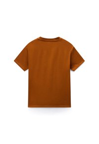 Απλό καφέ κοντομάνικο T-shirt, εμφανίζεται από πίσω σε λευκό φόντο.