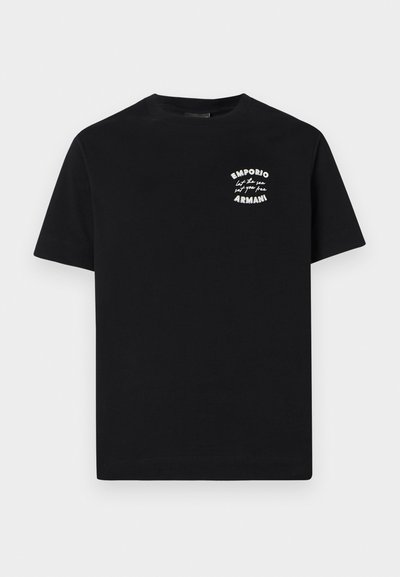 Juodas medvilninis marškinėliai trumpomis rankovėmis, su mažuoju spausdintu baltu logotipu ant krūtinės su tekstu. Apvalios kaklo iškirptės dizainas, įprasto kirpimo.