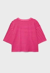 Kinder-T-Shirt mit kurzen Ärmeln in rosa und dunkelrosa mit horizontalen Streifen und rundem Ausschnitt, flach auf einem hellgrauen Hintergrund liegend.