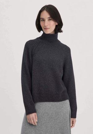 Dunkelgrauer Rollkragenpullover mit gerippten Bündchen und Saum, aus einem strukturierten Strickmaterial gefertigt, mit Raglanärmeln und lockerer Passform.