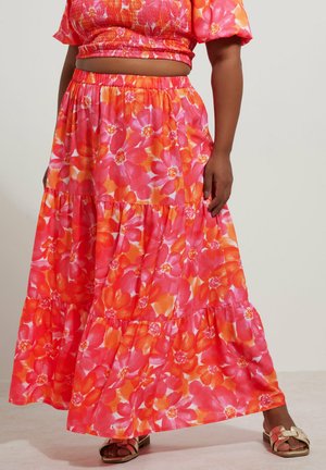 Maxi-Rock in einem lebhaften pinken und orangefarbenen Blumenmuster, aus leichtem Stoff mit schichtweisen Rüschen und einem elastischen Bund.
