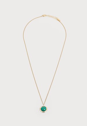 Goudkleurige ketting met een delicate schakel en een ronde smaragdgroene steen, omsloten in een ronde gouden setting. Inclusief verstelmechanisme.