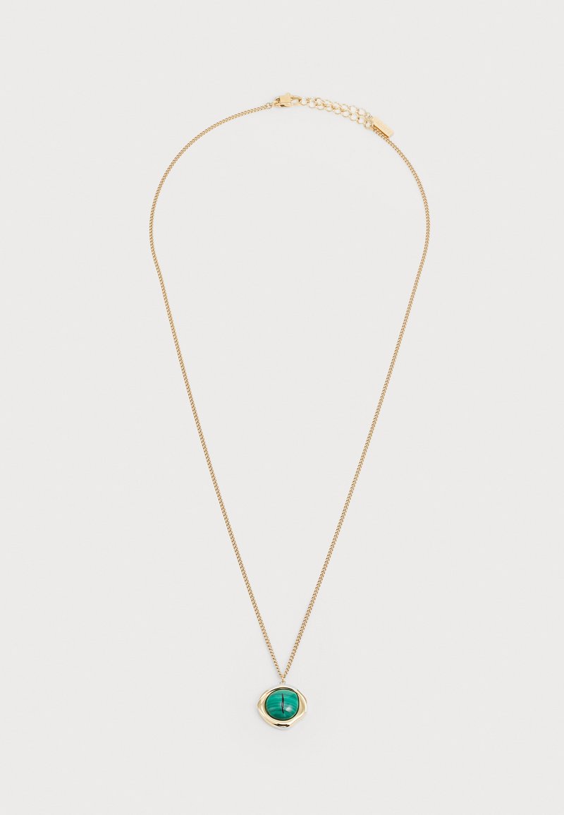 Kuldsete tooni kaelakee, millel on peen kett ja ümmargune smaragdroheline kivi, mis on ümbritsetud ringikujulises kuldsetes raamides. Reguleerija on kaasas.