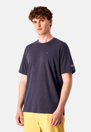 Dunkelblaues Kurzarm-T-Shirt aus Baumwolle mit Rundhalsausschnitt und kleinem Logo auf der Brust und am Ärmel. Glatte Textur.