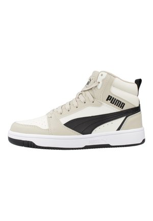 Baskets montantes Puma en beige et blanc avec une bande logo noire, semelle blanche et lacets, vue latérale sur fond blanc.