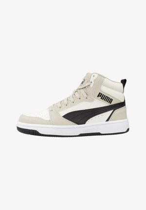 Zapatilla Puma de caña alta en beige y blanco con una franja de logo negra, suela blanca y cordones, vista lateral sobre fondo blanco.