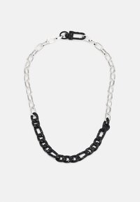 Colar preto e prateado com elos grandes de metal alternados e elos pretos texturizados, fechado com um fecho preto.