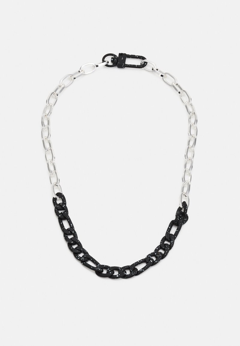 Colar preto e prateado com elos grandes de metal alternados e elos pretos texturizados, fechado com um fecho preto.