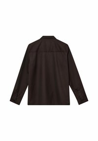 Camicia a maniche lunghe marrone scuro con colletto classico, polsini a bottoni e una texture liscia. Presenta un dettaglio a yoke sulla parte superiore della schiena.
