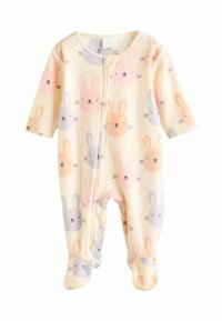 Babystrampler mit Füßen aus weichem Fleece, in zartem Gelb mit einem Hasenmuster in Rosa, Grau und Creme. Verfügt über einen Reißverschluss vorne und lange Ärmel.