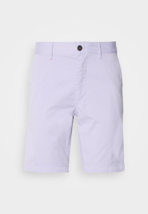 Lila shorts i bomullsmix, med flat framsida, knappstängning, två sidofickor och rak nederkant.