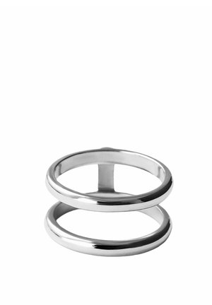 Anillo de plata de doble banda con una abertura que conecta dos bandas circulares lisas y pulidas, creando un diseño moderno y minimalista.