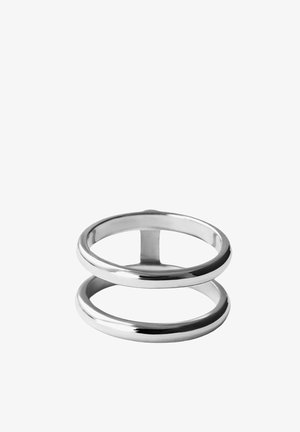 Anillo de plata de doble banda con una abertura que conecta dos bandas circulares lisas y pulidas, creando un diseño moderno y minimalista.