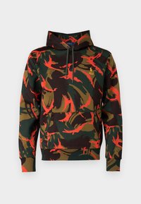 Sweat à capuche à motif camouflage avec des nuances de vert, marron et rouge, en coton. Il possède une poche avant et une capuche avec cordon de serrage.