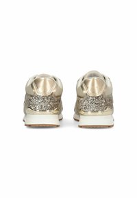 Sneaker mit einem metallisch goldfarbenen Obermaterial, einem strukturierten cremefarbenen Mesh-Stiefel und einem glänzenden goldenen Glitzer-Hinterteil; weiße Gummisohle und beigen Akzenten.