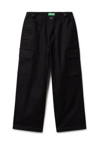 Černé široké cargo kalhoty s elastickým pasem, předním knoflíkem, bočními kapsami s klopami a zelenou etiketou United Colors of Benetton uvnitř pasu.