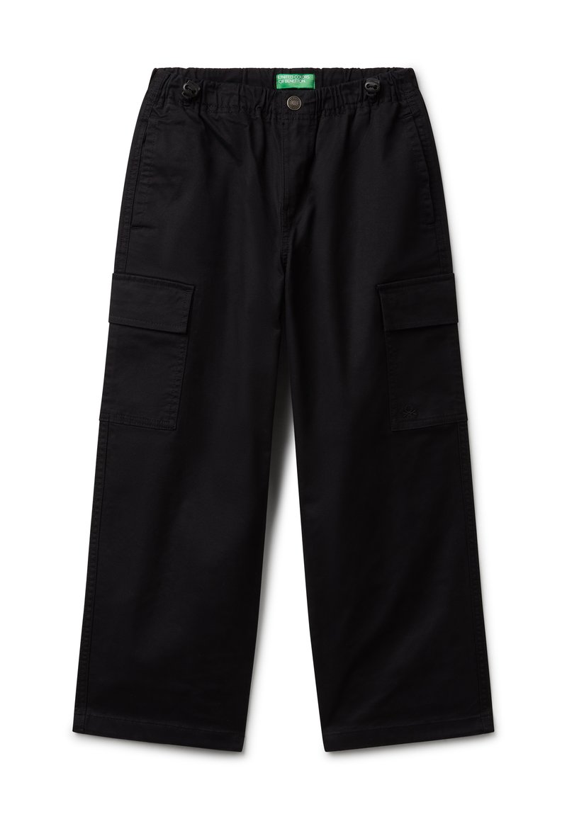 Černé široké cargo kalhoty s elastickým pasem, předním knoflíkem, bočními kapsami s klopami a zelenou etiketou United Colors of Benetton uvnitř pasu.
