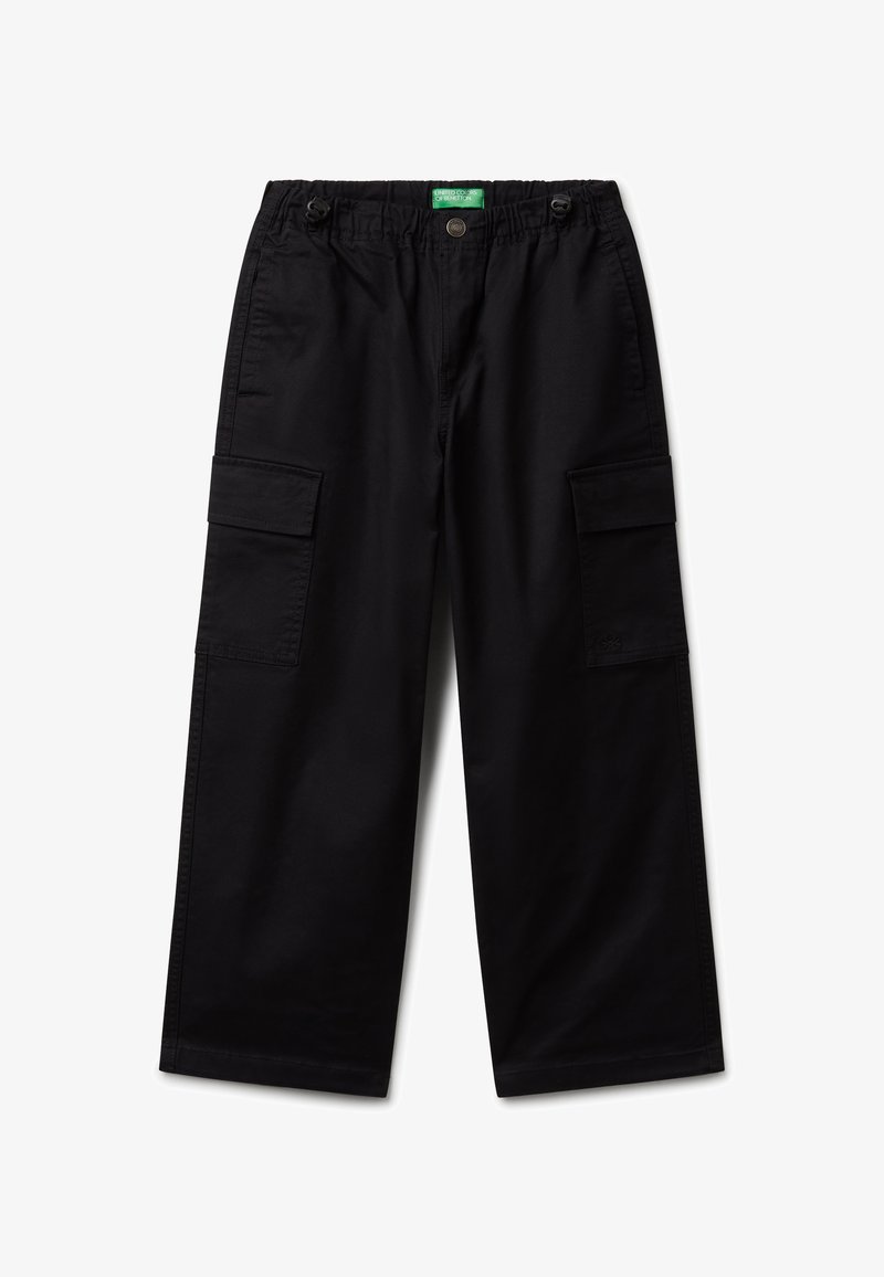 Černé široké cargo kalhoty s elastickým pasem, předním knoflíkem, bočními kapsami s klopami a zelenou etiketou United Colors of Benetton uvnitř pasu.