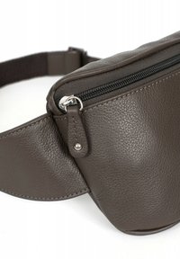 Bruine leren heuptas met een gestructureerde afwerking, voorzien van een ritsvak, gladde randen en een verstelbare schouderband.