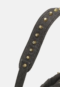 Curea din material textil negru cu nasturi din alama. Prezinta un model texturat, un design conic si cusaturi intarite la punctul de prindere.