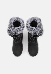 Stivali invernali neri con fodera in pelliccia sintetica grigia, suole in gomma texturizzata e lacci neri. Design alto alla caviglia, adatto per il freddo.