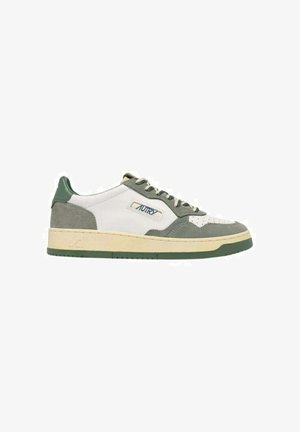 Scarpa da ginnastica bassa bianca e verde con dettagli in suede, punta traforata, chiusura con lacci, intersuola beige e logo "Autry" sul pannello laterale.
