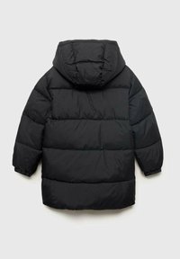 Veste noire rembourrée avec capuche, présentant des sections matelassées horizontales, des manches longues et des poignets élastiques. Extérieur lisse et résistant à l'eau.