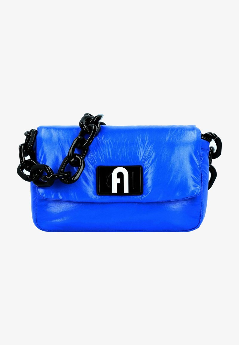 Borsa a tracolla in pelle blu con tracolla in catena nera, dotata di un risvolto rettangolare e di una chiusura rettangolare nera con dettaglio del logo bianco.