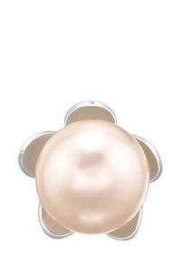 Spilla in argento a forma di fiore con una grande perla iridescente color crema al centro. Superficie liscia con accenti lucidi.