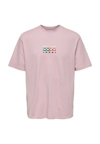 Camiseta de algodón rosa con cuello redondo, mangas cortas y un gráfico que presenta patrones ondulados coloridos y el texto "ONLY & SONS" en blanco.