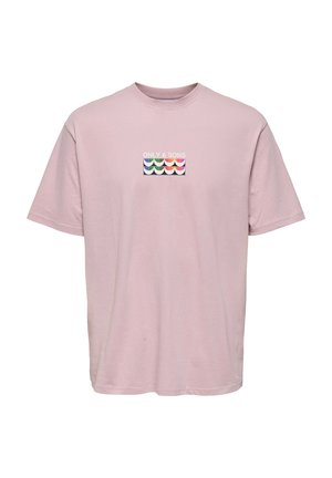 Camiseta de algodón rosa con cuello redondo, mangas cortas y un gráfico que presenta patrones ondulados coloridos y el texto "ONLY & SONS" en blanco.