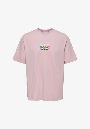 Camiseta de algodón rosa con cuello redondo, mangas cortas y un gráfico que presenta patrones ondulados coloridos y el texto "ONLY & SONS" en blanco.