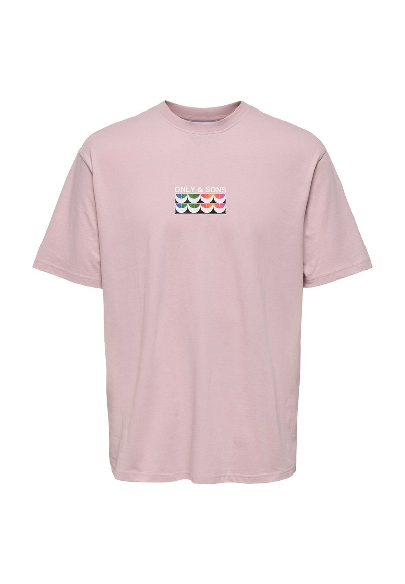 Camiseta de algodón rosa con cuello redondo, mangas cortas y un gráfico que presenta patrones ondulados coloridos y el texto "ONLY & SONS" en blanco.