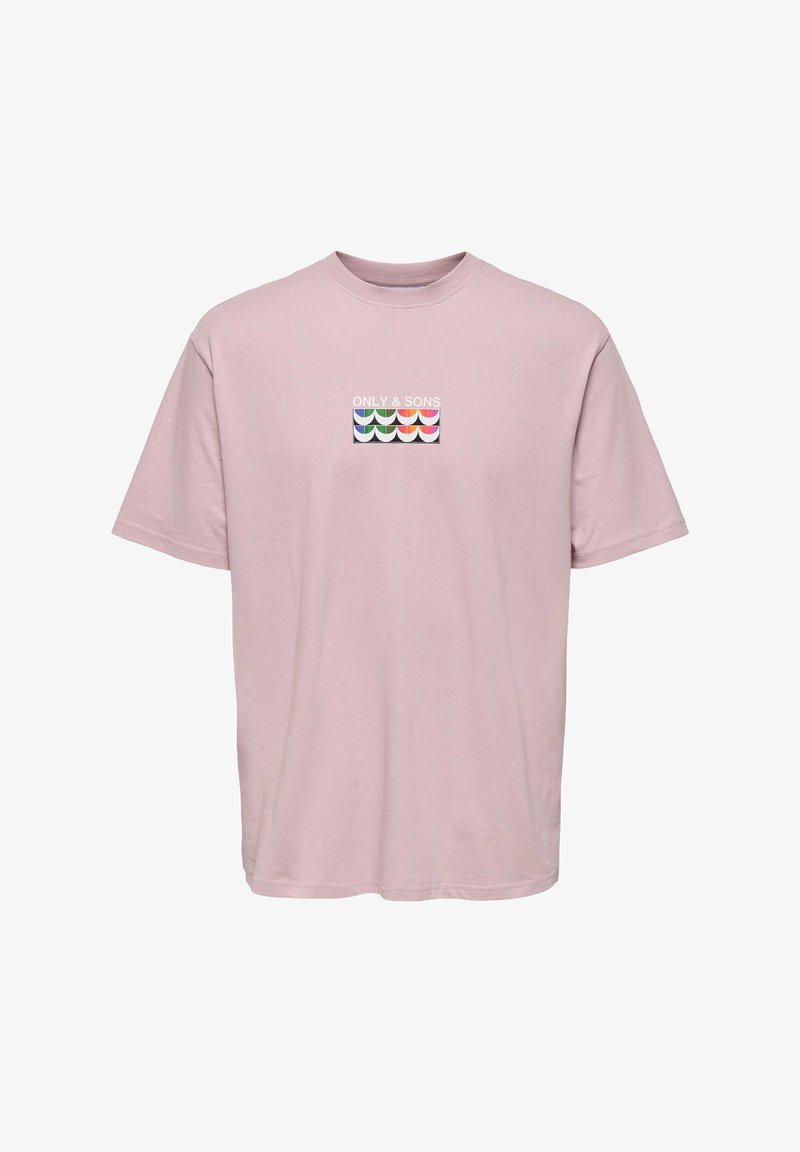 Camiseta de algodón rosa con cuello redondo, mangas cortas y un gráfico que presenta patrones ondulados coloridos y el texto "ONLY & SONS" en blanco.