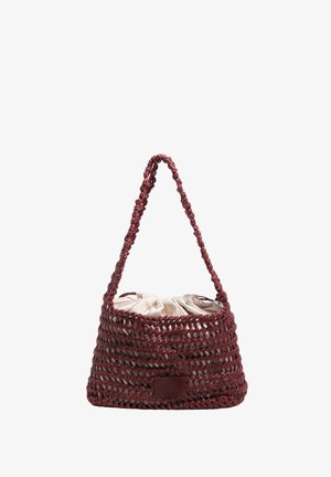 Bordeaux geweven handtas met gevlochten riem en een wit stoffen trekkoordzakje erin.