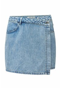 Falda mini de mezclilla en azul claro con una textura ligeramente desgastada. Presenta un cierre lateral con botones y un sutil patrón de puntos en toda la tela.