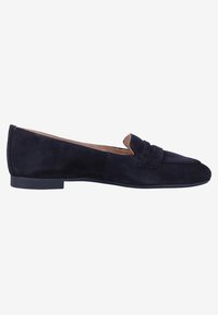 Mocasines de ante azul marino con tacón plano, punta afilada y una banda decorativa en el empeine; forro interior suave y diseño minimalista.