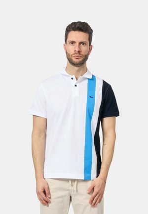 Polo realizzata in cotone, con un davanti bianco, accenti blu e neri, un colletto con due bottoni e un piccolo logo sul petto.