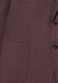 Bordowa marynarka o fakturowanej tkaninie, z dwoma guzikami i naszywaną kieszenią po lewej stronie. Tkanina ma subtelny połysk.