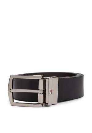 Ceinture en cuir noire avec boucle métallique rectangulaire argentée présentant un petit logo rouge, blanc et bleu sur la boucle.