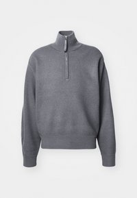 Pull gris à col montant avec une fermeture à glissière à moitié. Poignets et ourlet côtelés. Texture douce avec une coupe décontractée et un design minimaliste.