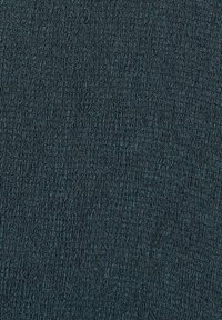 Tissu texturé foncé présentant un motif ribbé subtil. Le matériau est lisse avec un léger éclat, véhiculant une apparence dense et tissée.