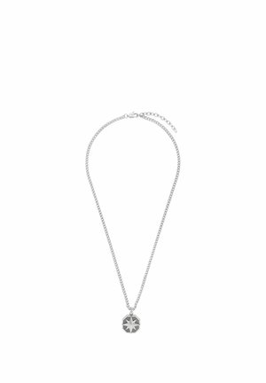 Collana a catena d'argento con un ciondolo ottagonale che presenta al centro un motivo a stella a otto punte in rilievo.