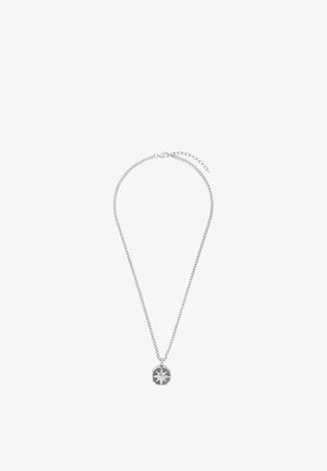 Collana a catena d'argento con un ciondolo ottagonale che presenta al centro un motivo a stella a otto punte in rilievo.