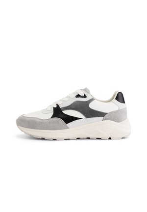 Sneakers met wit leer, grijs suède en zwarte accenten. Chunky zool met textuurdetails. Ronde neus en vetersluiting.