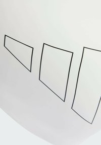 Objeto blanco con tres formas geométricas negras con contornos gruesos. Las formas son rectángulos irregulares, que varían en tamaño y orientación.