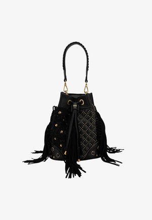 Borsa a secchiello nera con texture trapuntata, borchie dorate, dettagli con frange e manico intrecciato. Realizzata con una combinazione di materiali.