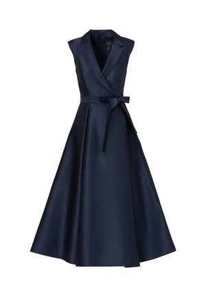 Modré námořnické midi šaty bez rukávů z lesklého saténu, se zavinovacím předním dílem, klopovým límcem, přiléhavým pasem a mašlí z pásku na levé straně.